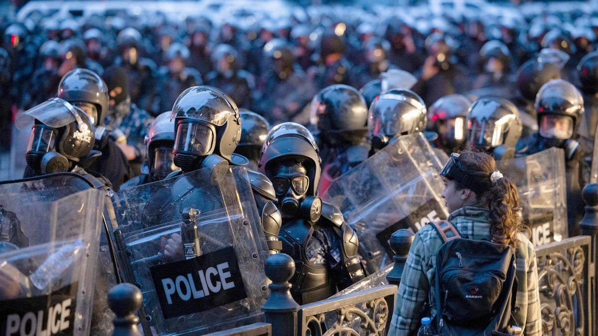 Grupa policji podczas protestów w Tbilisi, 13 maja 2024 roku