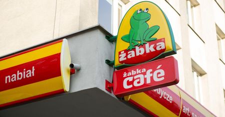 Franczyzobiorcy Żabki kontratakują. "Nie udajemy placówek pocztowych, my nimi jesteśmy"