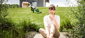 Pielęgnacja trawnika podczas upałów. Można mu łatwo zaszkodzić