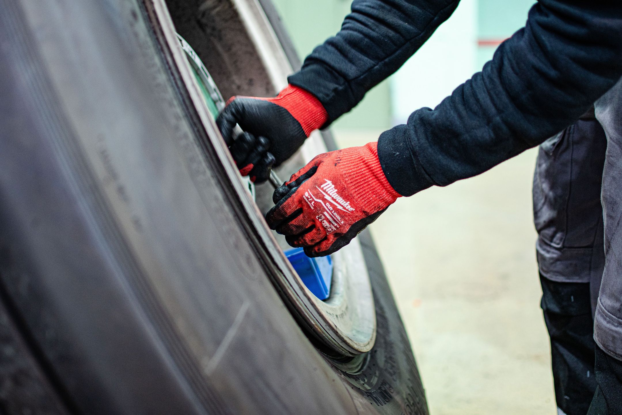 Wymiana opon w samolocie