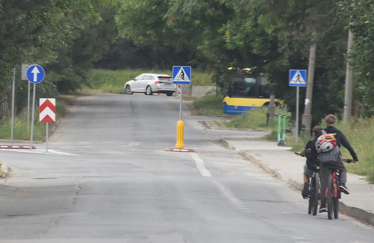 Tarnów: Na tymczasowej drodze stanęły bariery, a na osiedle wróciła stara organizacja ruchu