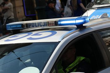Nagi mężczyzna na ulicy w Krakowie. Policja tłumaczy. "Nie jest to prawda"