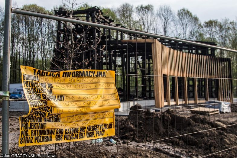 Spalona tężnia solankowa nad zalewem Nowohuckim w Krakowie.