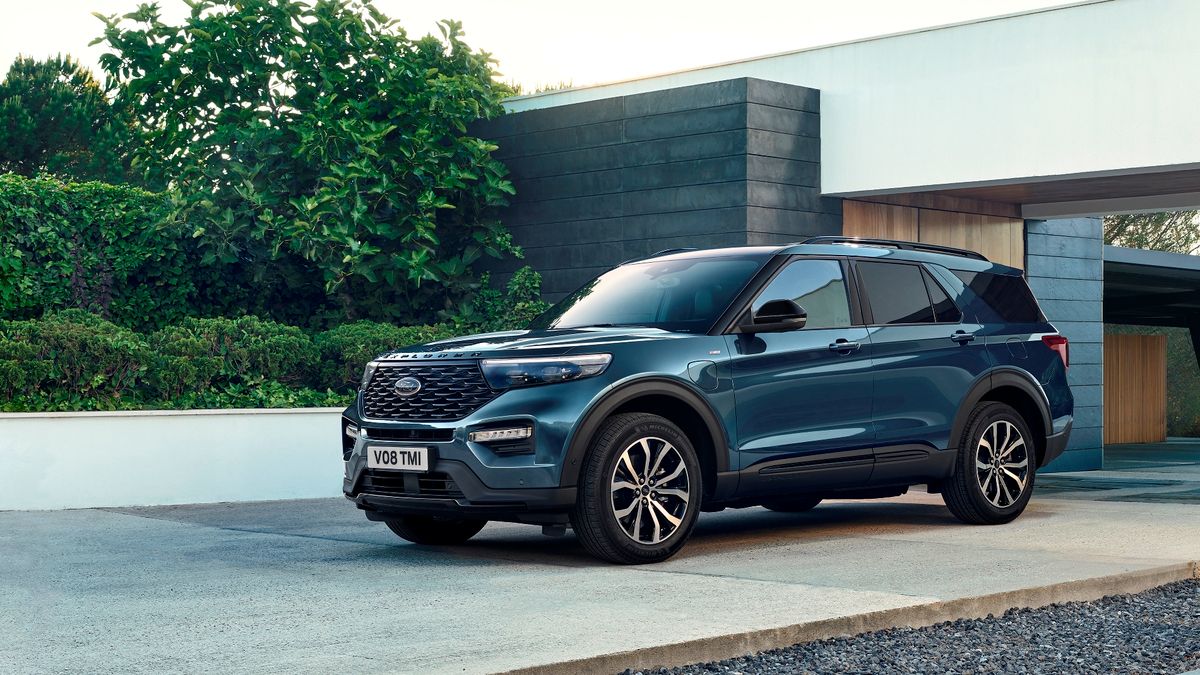 Ford Explorer to potężny, amerykański SUV, ale dostosowany do europejskich warunków. Dlatego zastosowano ekonomiczny system hybrydowy plug-in oraz silnik benzynowy.
