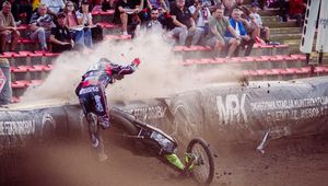 Szalony pomysł! Woda jako kotwica dla dmuchanej bandy