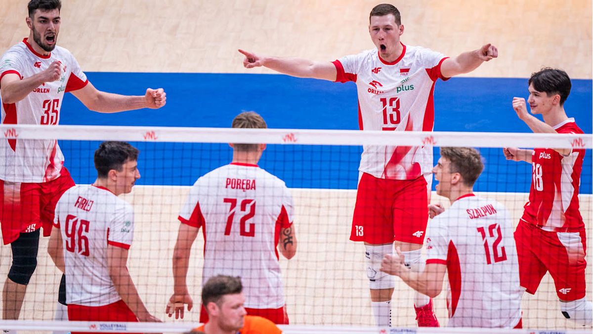Materiały prasowe / VolleyballWorld / Na zdjęciu: reprezentacja Polski z Rafałem Szumurą (13) 