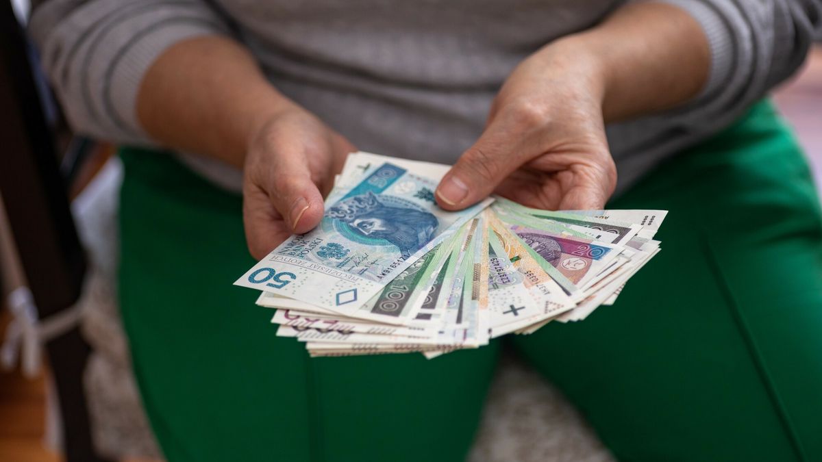 Stock Arkadiusz Zi�?ek
Fot. Arkadiusz Ziolek/East News. 
n/z Polskie banknoty w reku kobiety.
ARKADIUSZ ZIOLEK