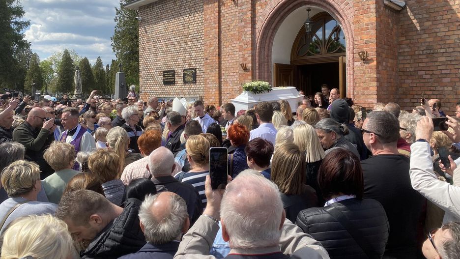 "Kamil pragnął miłości". Tłumy przyszły pożegnać skatowanego 8-latka