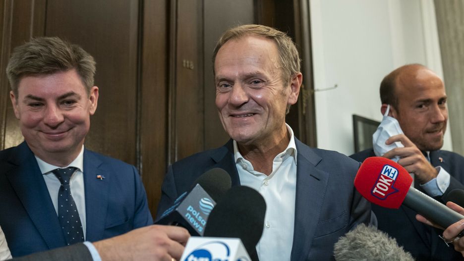 Donald Tusk po spotkaniu z Klubem Parlamentarnym PO13.10.2021  Warszawa Spotkanie Donalda Tuska przewodniczacego Platformy Obywatelskiej z Klubem Parlamentarnym PO n/z  Jan Grabiec, Donald Tusk, Borys Budka fot.Andrzej Iwanczuk/REPORTERAndrzej Iwanczuk/REPORTER