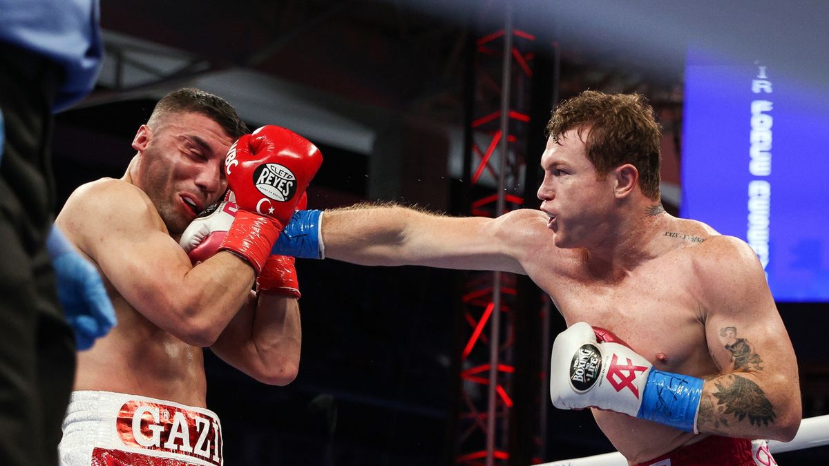 PAP/EPA / ED MULHOLLAND/Matchroom HANDOUT / Na zdjęciu: Canelo Alvarez vs Avni Yildirim