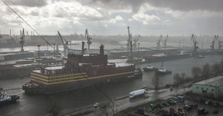 "Nuklearny Titanic" w drodze. Rosyjska elektrownia atomowa płynie przez Bałtyk
