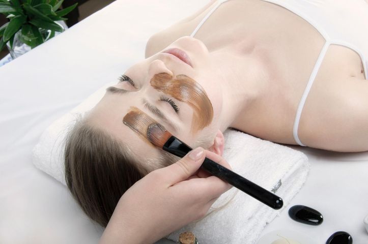 Glinka bentonitowa może służyć do oczyszczania twarzy.