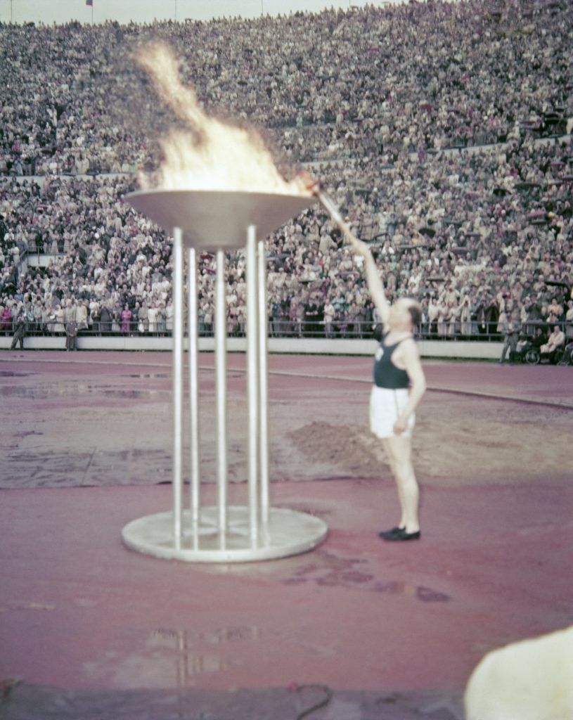 Paavo Nurmi odpala znicz olimpijski w 1952 roku. fot. domena publiczna