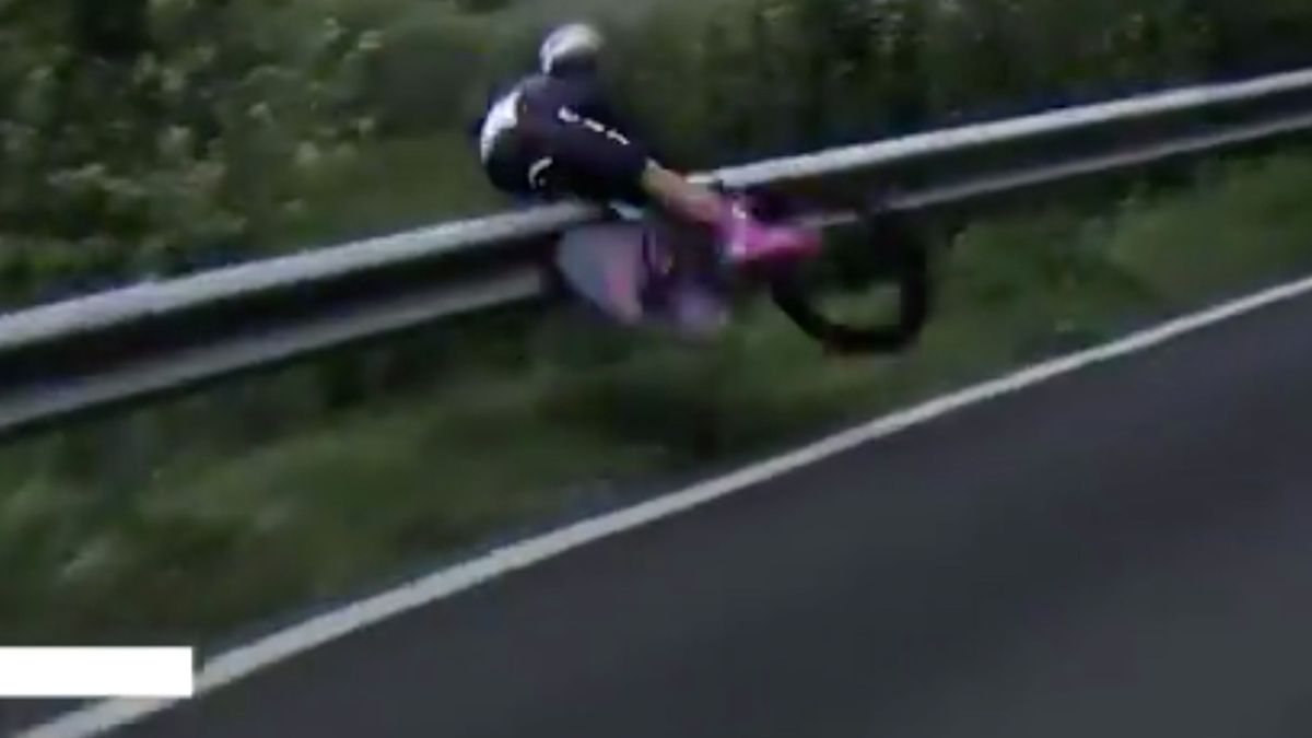 Twitter / Chloe Dygert wpadła w barierkę podczas MŚ w kolarstwie.