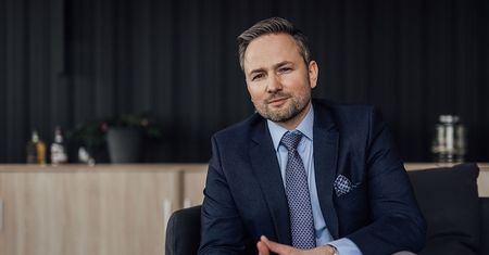 Faktury zaśmiecają polskie biura. Które firmy wybierają papier?