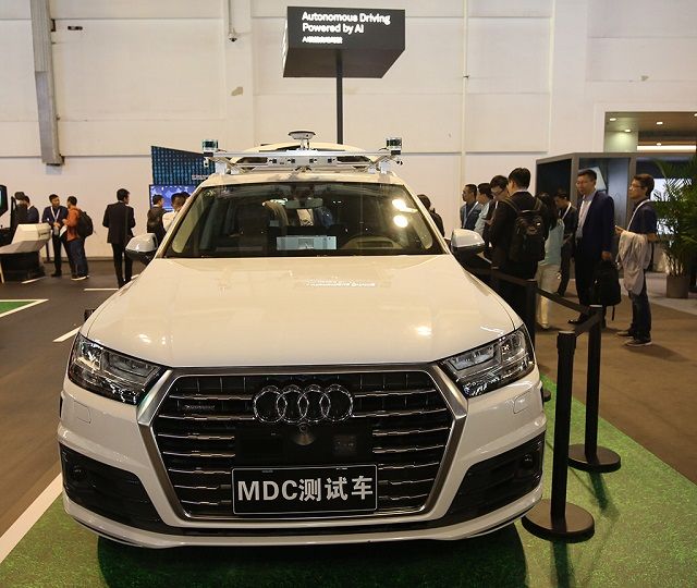 Audi Q7 z Huawei Mobile Data Center.