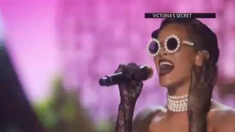 Rihanna śpiewa na pokazie Victoria's Secret!