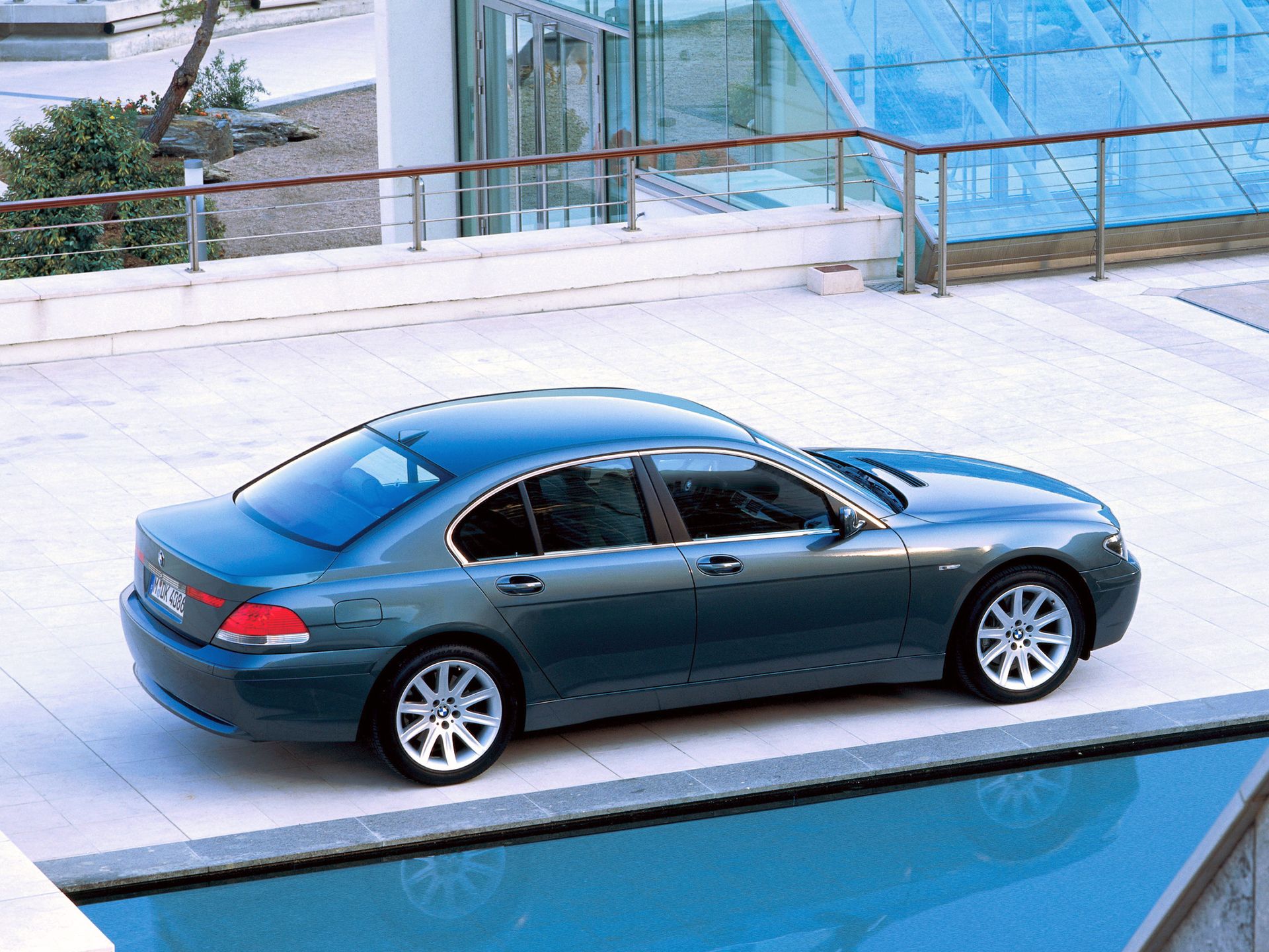 E65 było pierwszym BMW, którego nazwa kodowa służyła nie tylko wskazaniu generacji, ale także rodzaju nadwozia. Stąd ta Seria 7 nosiła także miano E66, E67 oraz E68, rozróżniając tym samym rozstawy osi krótkie od długich oraz oddzielając od standardowych odmian wersję High Security i hybrydową.