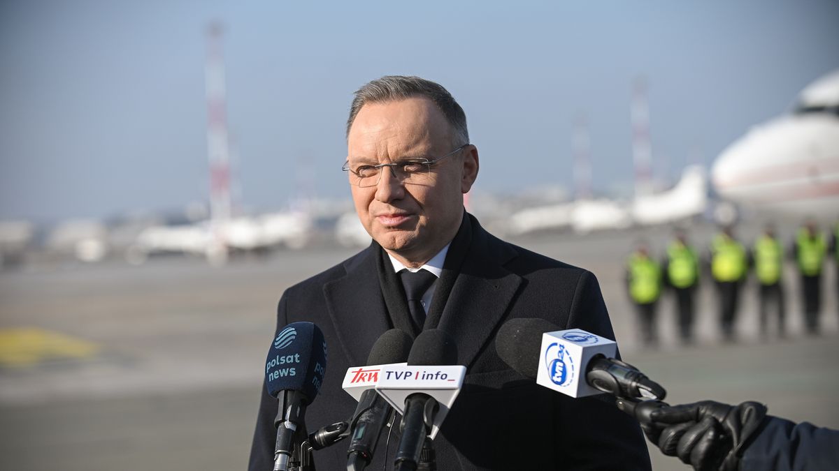 Warszawa, 09.02.2025. Prezydent Andrzej Duda podczas konferencji prasowej na lotnisku w Warszawie, 9 bm. przed wylotem na Litwę. Prezydent Duda weźmie udział w ceremonii przyłączenia Litwy do europejskiej sieci energetycznej. Planowane jest spotkanie z szefową Komisji Europejskiej, a także z prezydentami: Litwy, Estonii i Łotwy. (sko) PAP/Marcin Obara