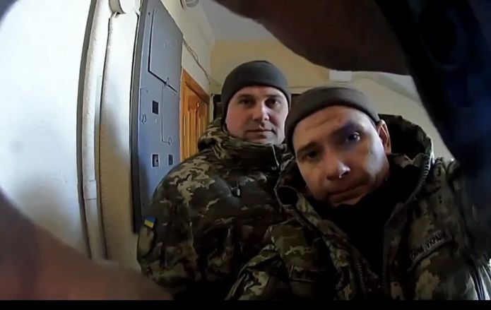 Скріншот з відео, на якому вішають повістку на двері