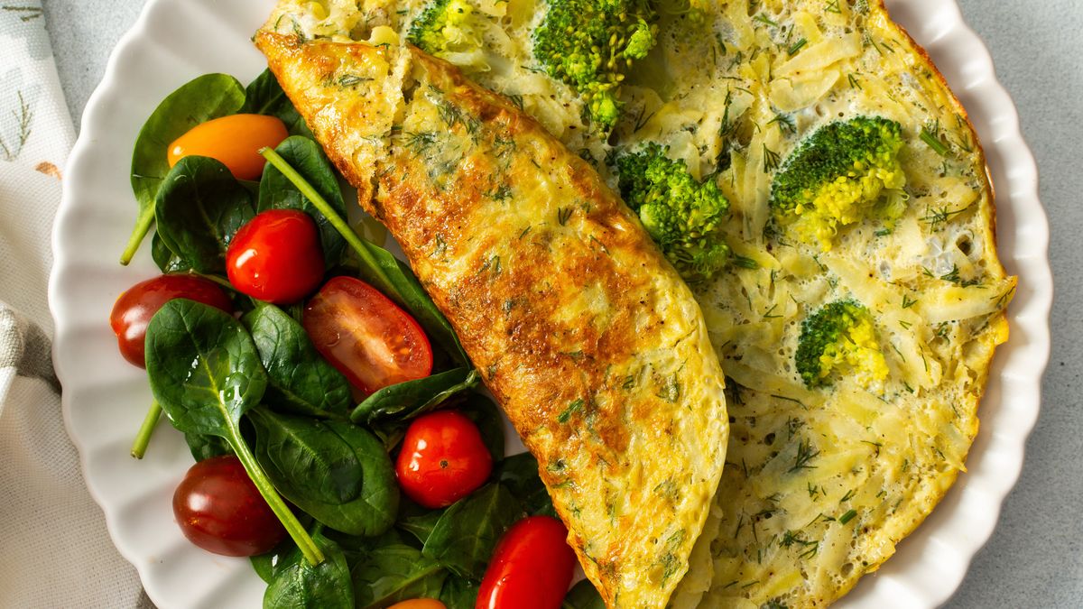Ziemniaczany omlet z brokułem na obiad lub śniadanie