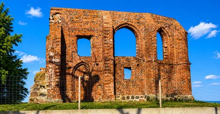 Kościół, który zjadło morze. Najbardziej niezwykłe ruiny polskiego wybrzeża