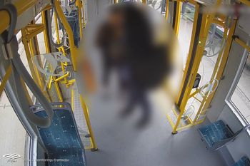 Bulwersujące sceny w tramwaju. "Wulgarne słowa i gesty"
