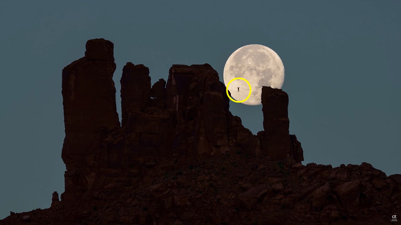 Genialne zdjęcia linoskoczka na tle Księżyca to nie sklejka!