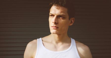 Adam Fidusiewicz pokazał się bez koszulki. Ale ma ciało!