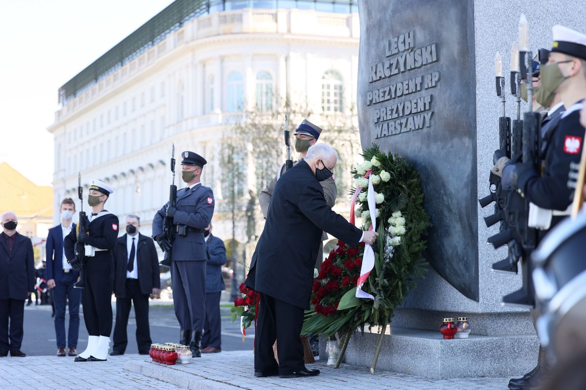 Warszawa. Wicepremier, prezes PiS Jarosław Kaczyński podczas uroczystości pod pomnikiem prezydenta RP Lecha Kaczyńskiego na pl. Piłsudskiego