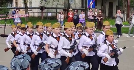 Defilada 8-latków z bronią. "My Rosjanie, z nami Bóg"