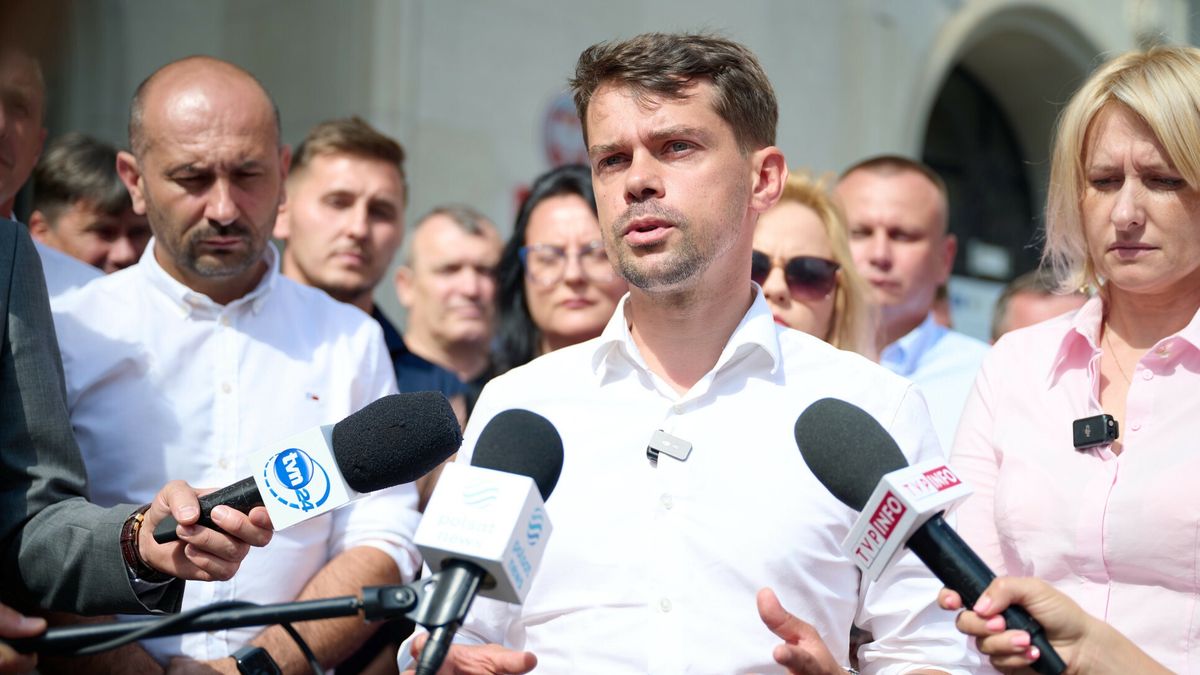 Dzia?acze AGROunii w Ministerstwie RolnictwaWarszawa, 27.07.2023.Ministerstwo Rolnictwa. W siedzibie resortu trwa spotkanie dzialaczy AGROunii z ministrem rolnictwa Robertem Telusemfot: Oleg Marusic/REPORTER N/z: lider AGROunii Michal Kolodziejczak po wyjsciu ze spotkania.Oleg Marusic/REPORTER