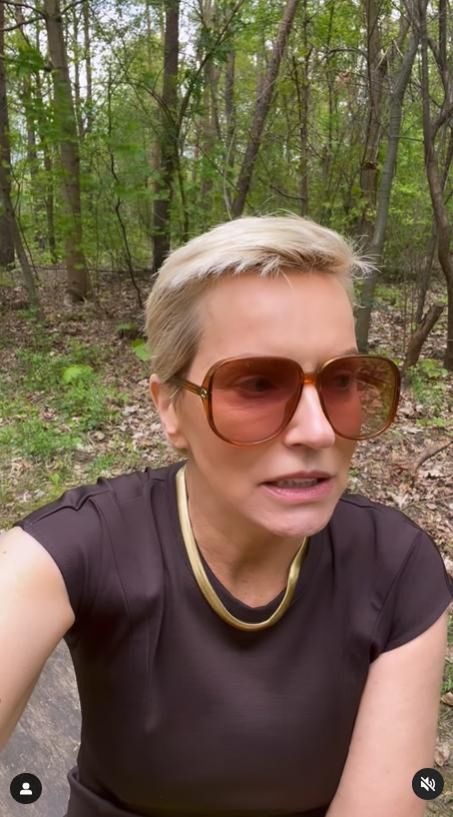 Obwieszona złotem Paulina Smaszcz w lesie/parku