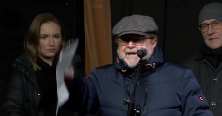 “Chodzi o wolne media!” Protest przed Pałacem Prezydenckim po przyjęciu lex TVN