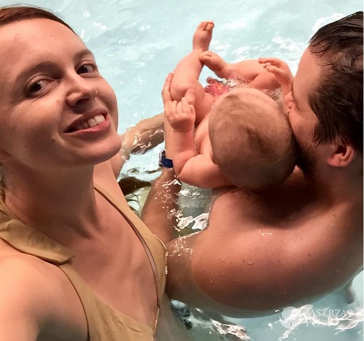 Katarzyna Burzyńska z synem na basenie