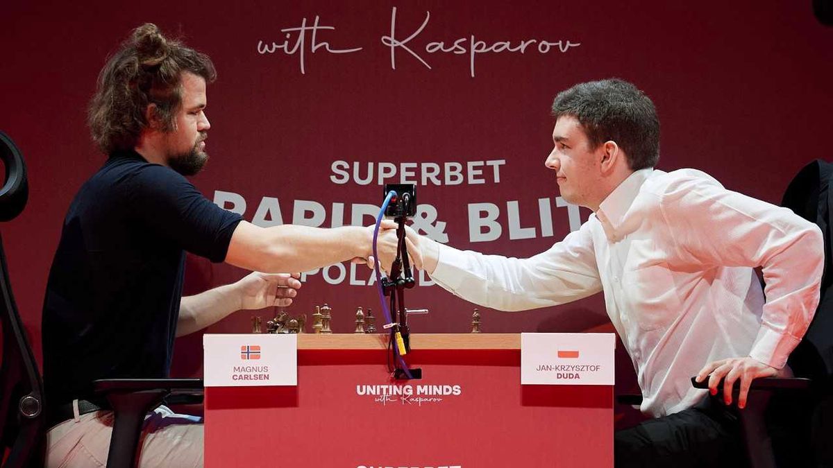 Jan Krzysztof Duda i Magnus Carlsen dziękują sobie za partię w turnieju Superbet Rapid&Blitz Poland 2023