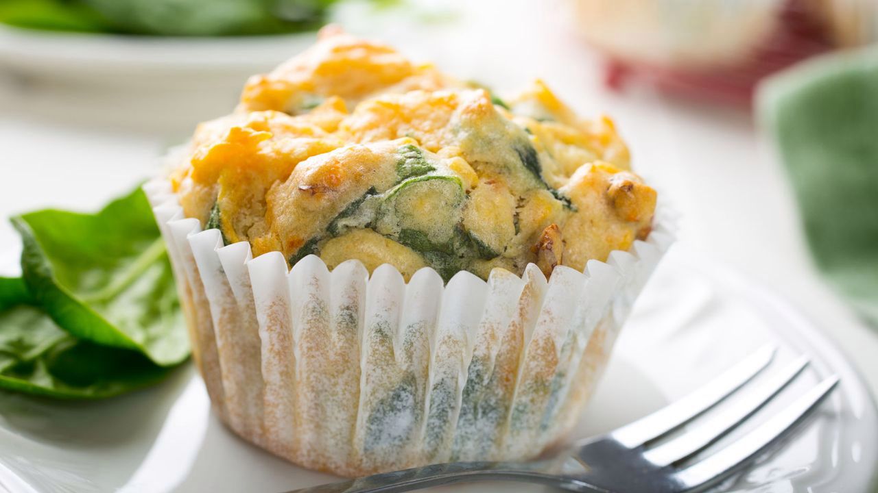Muffiny nie tylko na słodko. Proponujemy z serem, pomidorami i bazylią