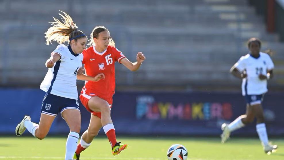 Materiały prasowe / UEFA / Na zdjęciu: mecz Anglia - Polska. W walce o piłkę Weronika Araśniewicz