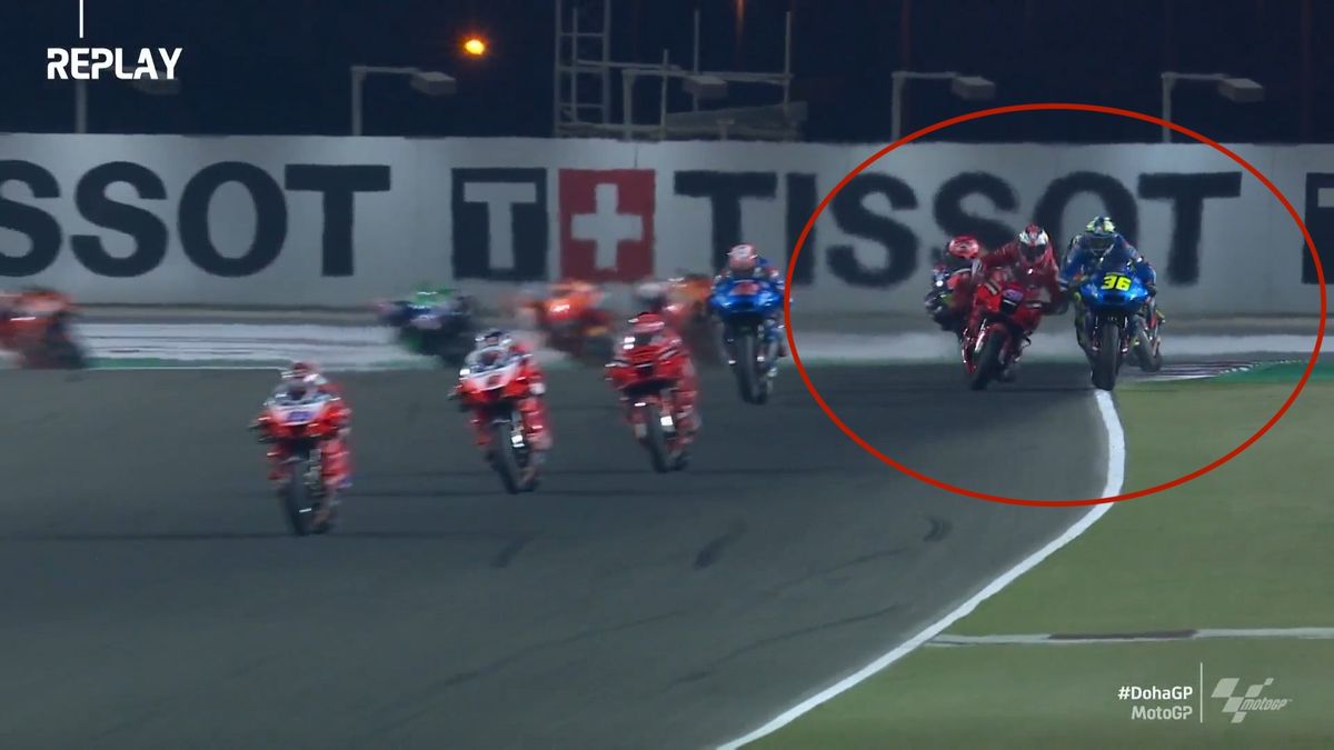 Twitter / MotoGP / Na zdjęciu: Jack Miller (czerwony motocykl) w walce z Joanem Mirem