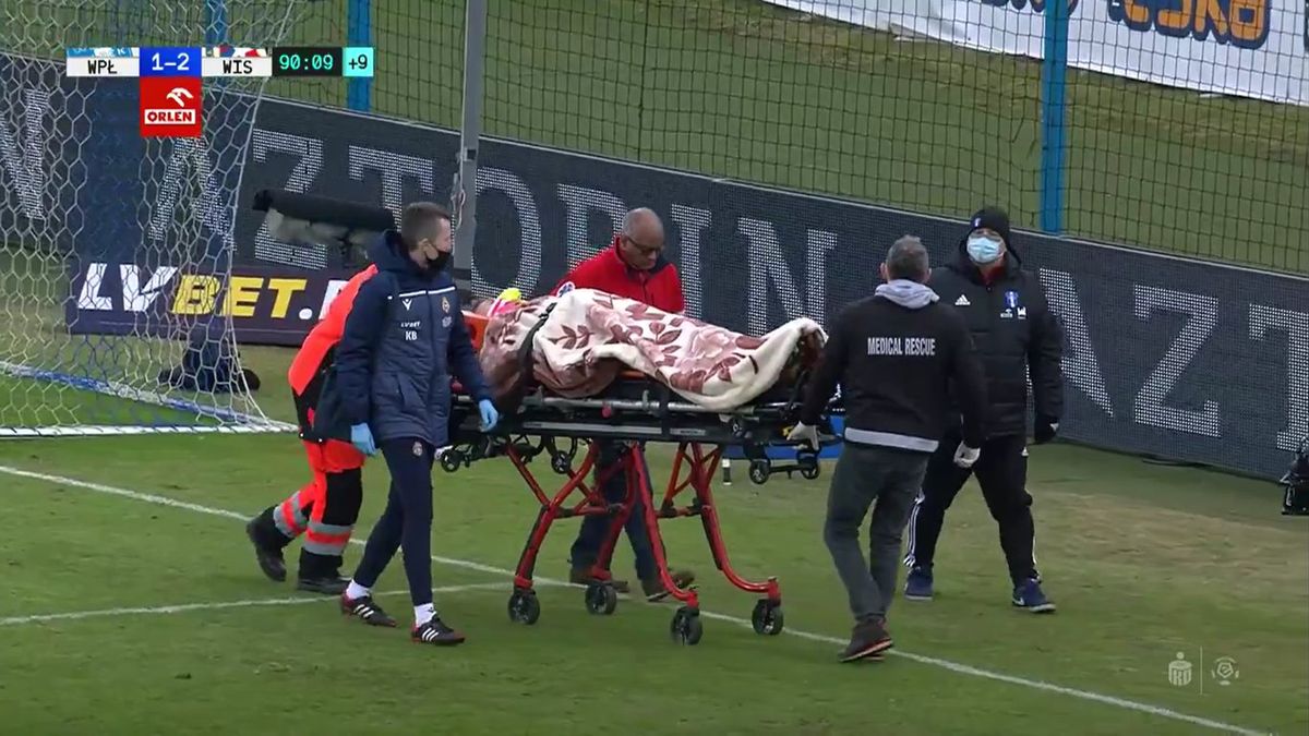 Materiały prasowe / Uros Radaković opuszcza boisko na noszach