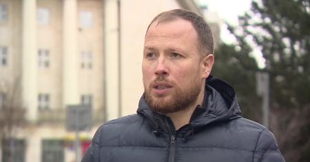 Policjanci oddali 17 strzałów w kierunku chorego na schizofrenię. We trzech nie potrafili go obezwładnić