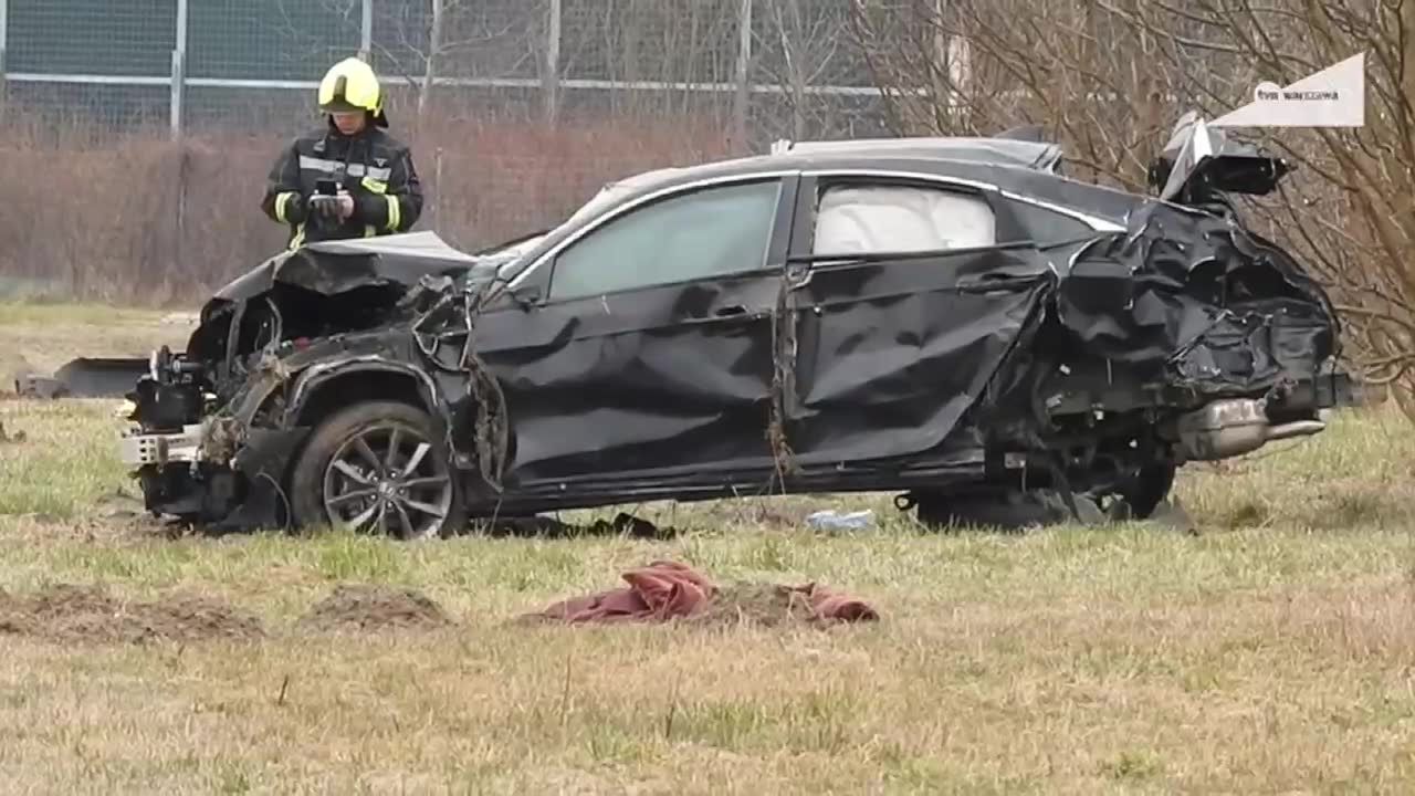 Jechali w sześć osób, wypadli z drogi, wyrzuciło ich w powietrze. Jedna ofiara śmiertelna, czterech rannych