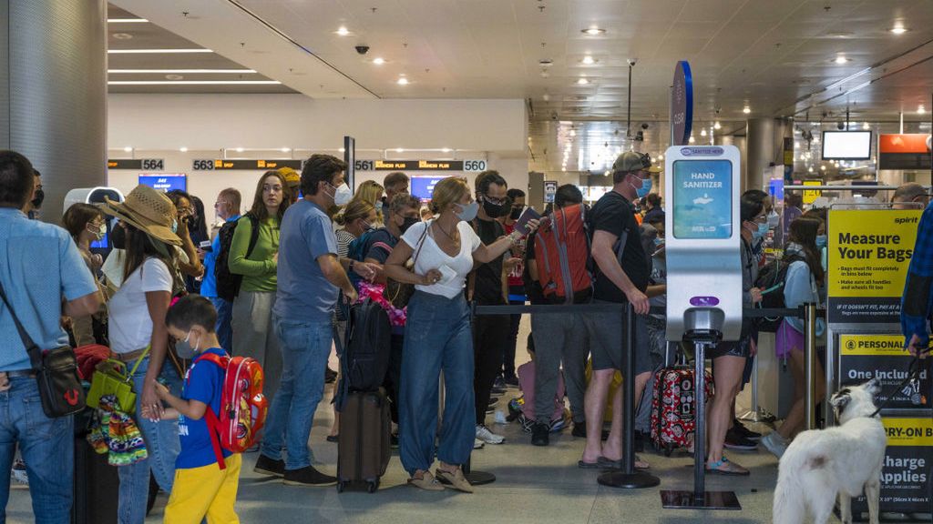 Przed wyjazdem sprawdź jakie "obostrzenia covidowe" obowiązują w danym kraju. W wielu miejsach nadal obowiązują paszporty covidowe