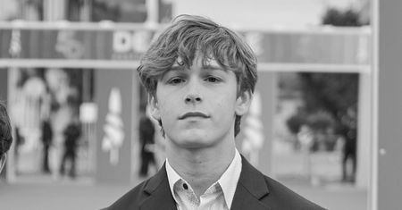 Nie żyje 16-letni aktor. Hudson Meek wypadł z pędzącego samochodu