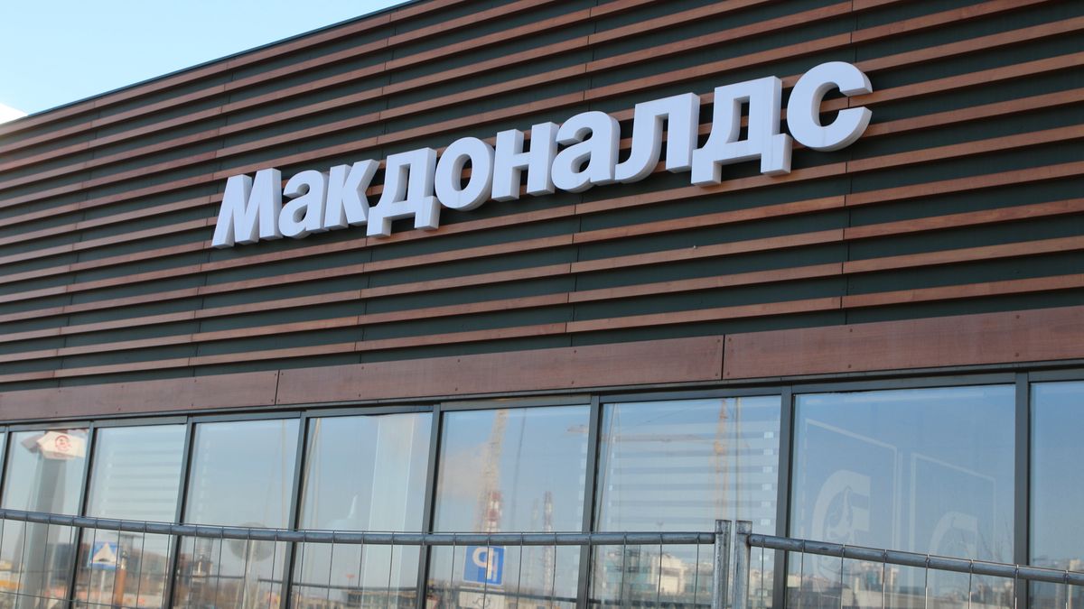 Na zdjęciu rosyjska restauracja "McDonald's". Nazwa lokalu zapisana jest w cyrylicy