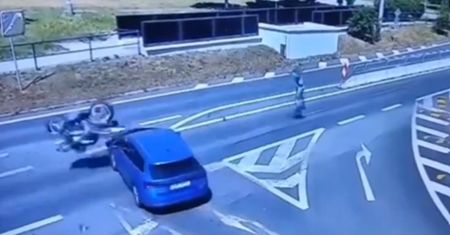 Motocyklista był bez szans. Samochód stanął na środku drogi