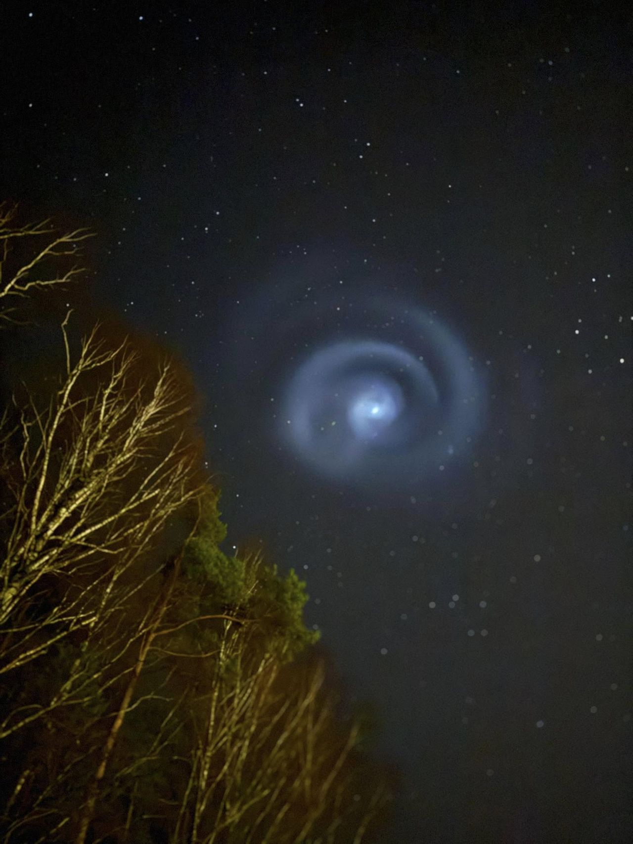 Efekt zrzutu paliwa przez rakietę Falcon 9