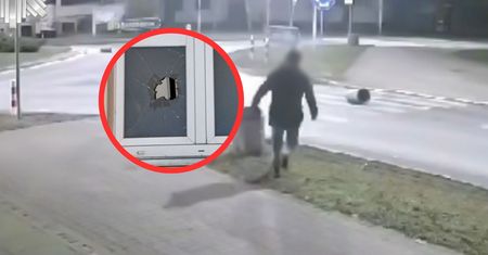 Człowiek demolka w Strzelcach. Oberwał budynek komendy policji