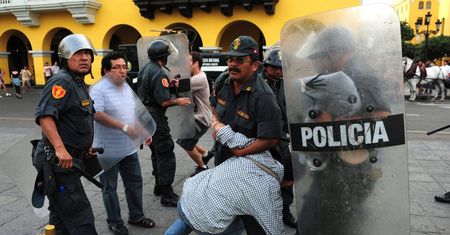 Stan wyjątkowy w Peru po krwawych protestach