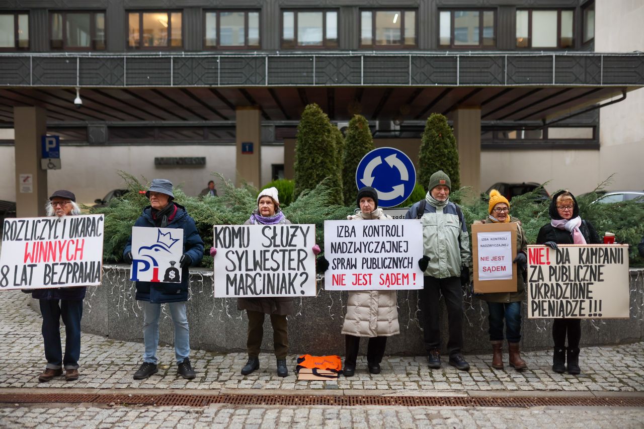 Gorąco przed siedzibą PKW. "Zdrada!"